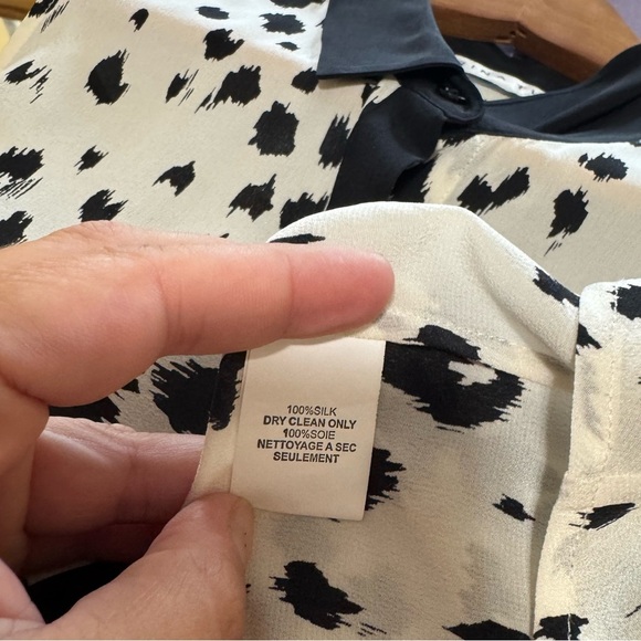 Women’s Trina Turk sleeveless b&w 100-% silk animal print collared top Medium - Picture 4 of 4